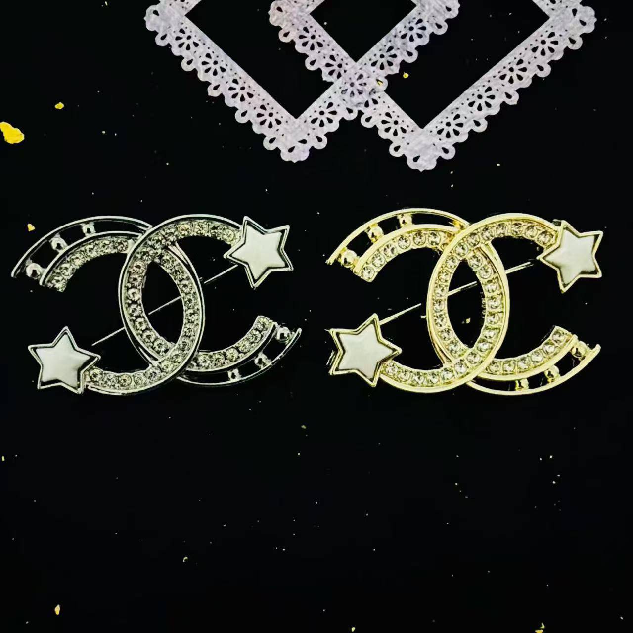 BROOCH🦋*
Good quality 🍁
With black boxes 📦 
20 dhs💓

With normal box 🗃️ 
And paper bag 🛍️
35 dhs💓

Zain216
♥️♥️♥️