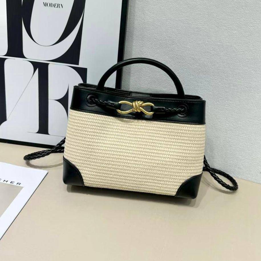 BOTTEGA VENETA 
NEW CAME GOOD QUALITY 

WITH BOX  
🎁🎁🎁

115 dhs🪙🖤
SIZE: 25cm

Zain39
♥️♥️♥️