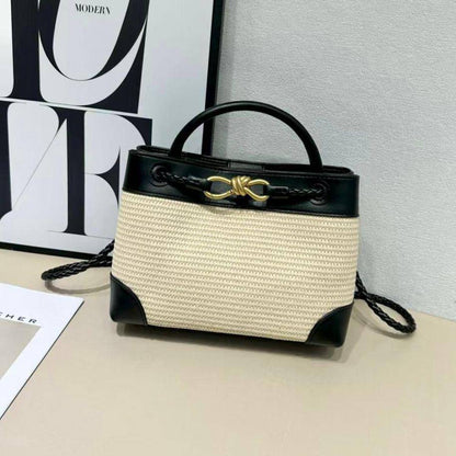 BOTTEGA VENETA 
NEW CAME GOOD QUALITY 

WITH BOX  
🎁🎁🎁

115 dhs🪙🖤
SIZE: 25cm

Zain39
♥️♥️♥️
