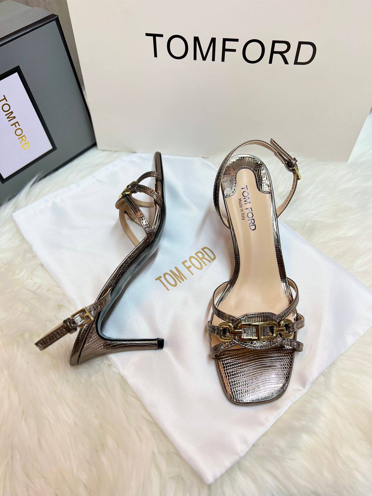 TOMFORD 
150 dhs❣️
SIZE 36-41 

Zain88
♥️♥️♥️