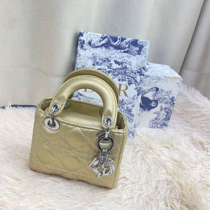 DIOR MINI SIZE 

 WITH BOX 
🎁🎁🎁

110 dhs✅
SIZE: 14 cm

Zain295
♥️♥️♥️