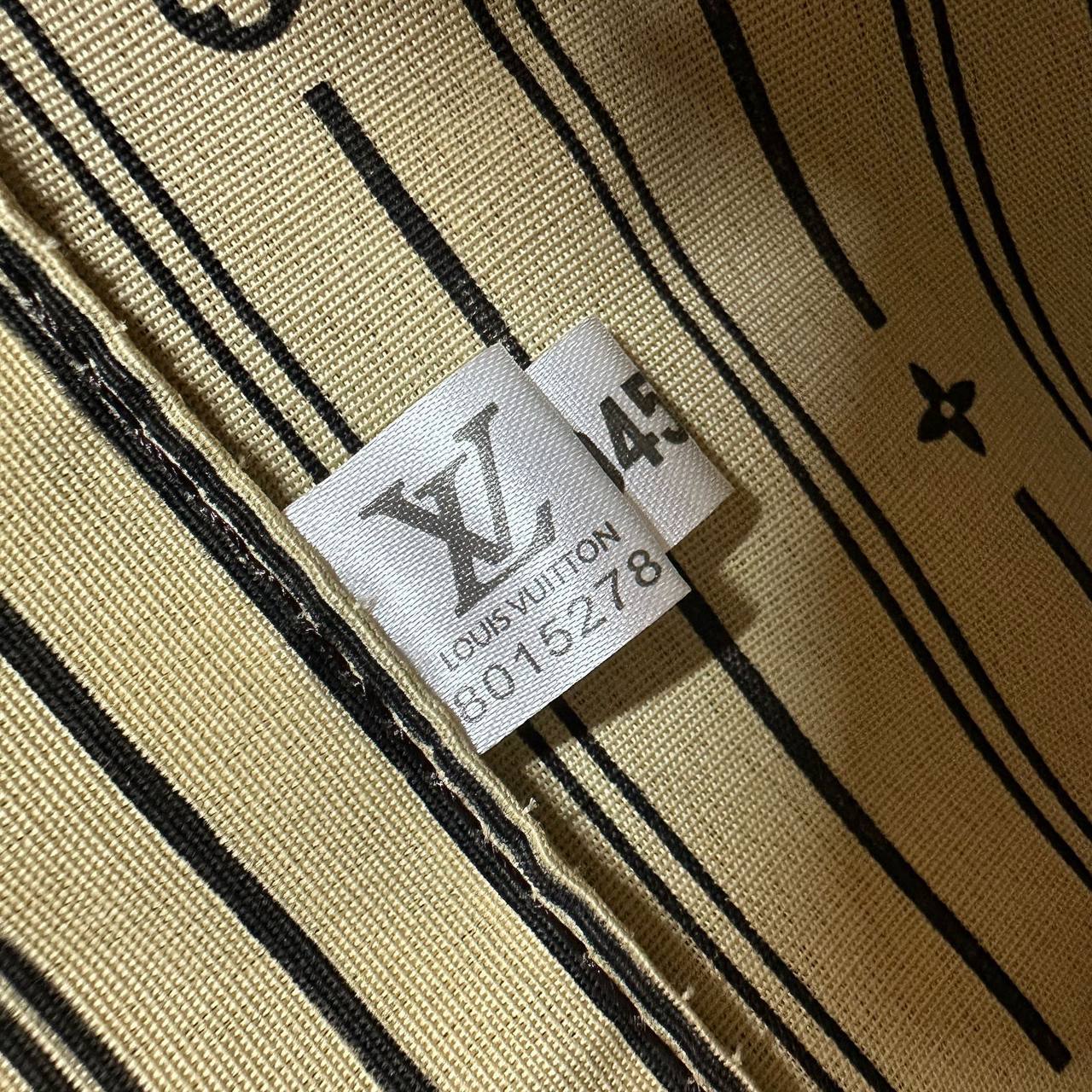 LV
 NEVERFULL 

GOOD QUALITY WITH BOX 🎁
100 dhs✅

Zain295
♥️♥️♥️