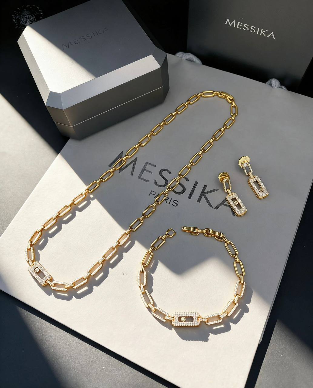 MESSIKA SET
MASTER✨💫
NECKLACE BRACELET EARRINGS
WITH SMALL BOX AND PAPER BAG🎁🛍️
230 DHS✅

Zain89
♥️♥️♥️