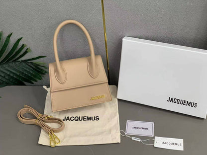 JACQUEMUS
SIZE  ………19CM 🥰
95 dhs❣️
with BOX🌷

Zain51
♥️♥️♥️