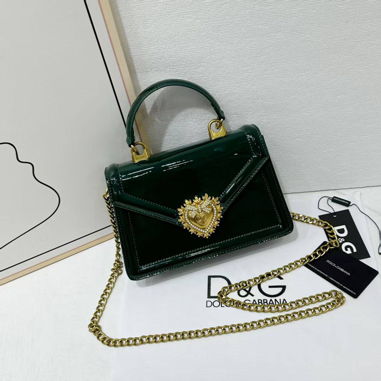 D&G
good quality 
with box 
🎁🎁🎁

100 dhs✅

Zain39
♥️♥️♥️
