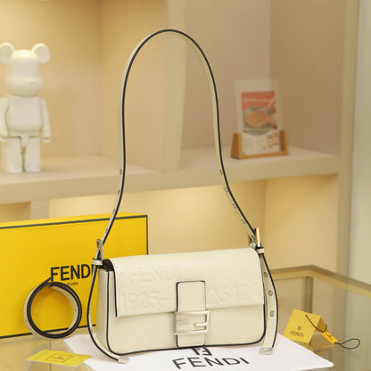 FENDI

Best quality 
with box

130 dhs🇦🇪🇦🇪


size 25CM

Zain290
♥️♥️♥️