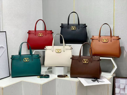 Valentino 
100 dhs✅
Size 33cm

Zain161
♥️♥️♥️
