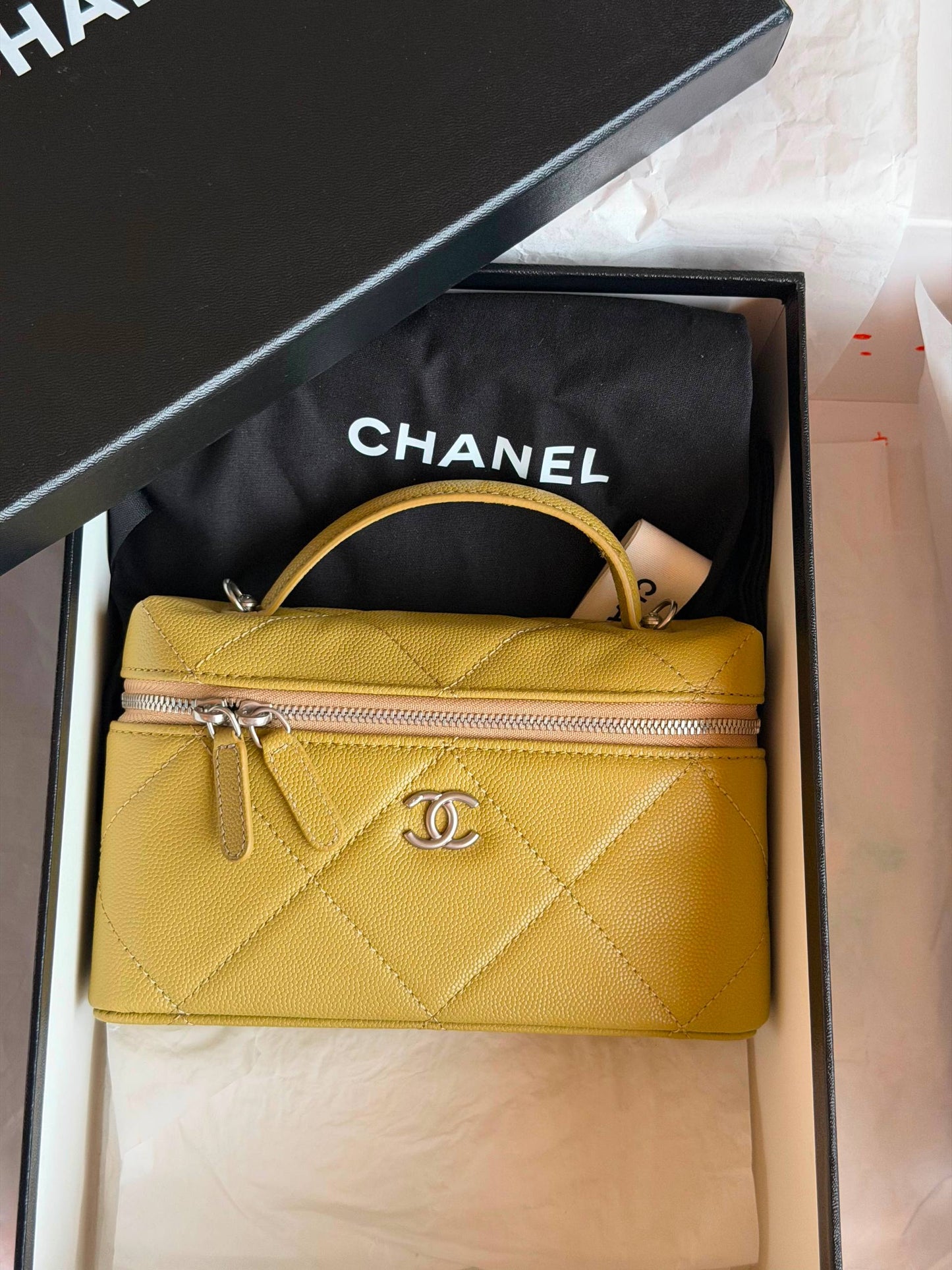 CHANEL
𝐕𝐚𝐧𝐢𝐭𝐲 𝐁𝐚𝐠 𝐖𝐢𝐭𝐡 𝐂𝐡𝐚𝐢𝐧 
950 dhs✅
Full Packge Super Master

ETAG4
♥️♥️♥️