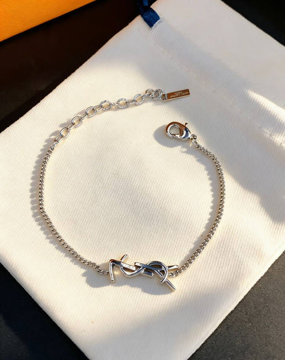 EACH BRACELET 
MASTER QUALITY💫✨
50 DHS🇦🇪
WITH BOX AND PAPER BAG 🎁🛍️

Zain89
♥️♥️♥️