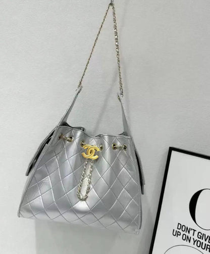 CHANEL 
GOOD QUALITY 
120 dhs✅
28cm

Zain39
♥️♥️♥️