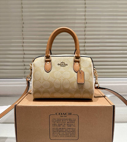 COACH 
NEW CAME GOOD QUALITY 
WITH BOX 
🎁🎁🎁

90 dhs🪙🌨️
SIZE: 18cm

Zain39
♥️♥️♥️