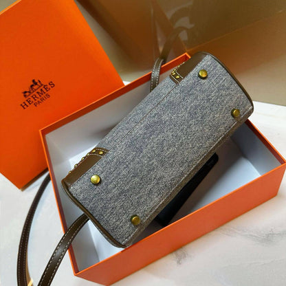 HERMES 
 MEDIUM SIZE GOOD QUALITY  WITH BOX 
100 dhs🇦🇪🇦🇪
Size:24cm

Zain17
♥️♥️♥️