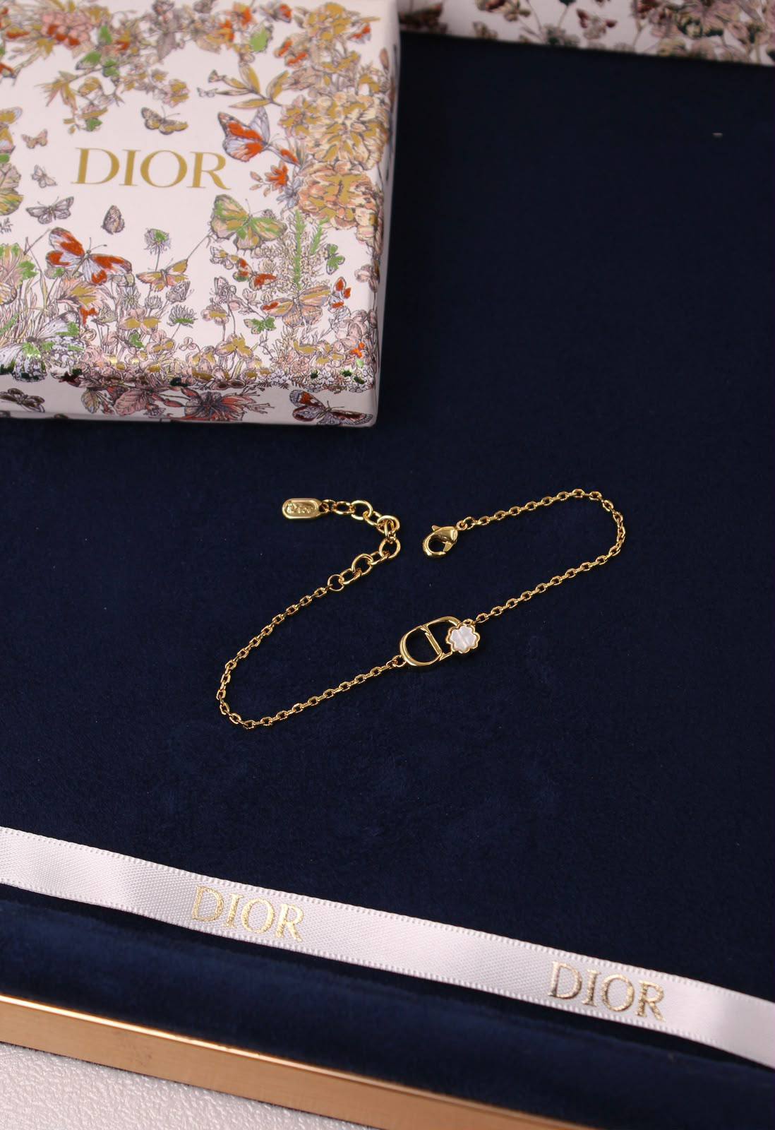 DIOR
* Super Master Quality 
* CD Garden full Set
* ⁠Gold finish metal 
* ⁠Necklace, earrings, bracelet

Full set
245 dhs🇦🇪🇦🇪

with *Normal* Box
Necklace105 dhs🇦🇪🇦🇪
Earrings. 85 dhs🇦🇪🇦🇪🇦🇪
Bracelet 85 dhs🇦🇪🇦🇪🇦🇪


For original box
(20 dh