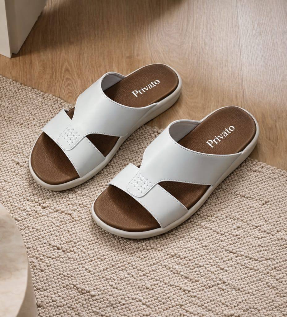 slippers for men good quality  with box and paper bag size available (40to46) 6to12) 
180 dhs❣️

Zain59
♥️♥️♥️