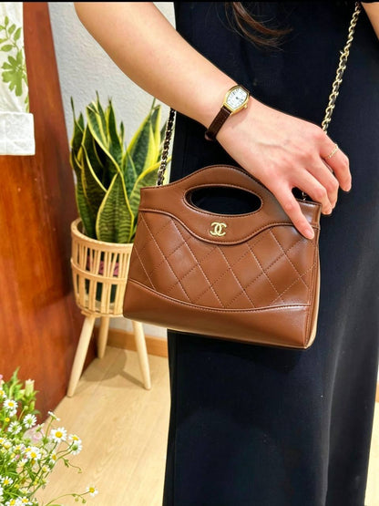 CHANEL 

GOOD QUALITY 

WITH BOX 
🎁🎁🎁

105 dhs✅

Zain39
♥️♥️♥️