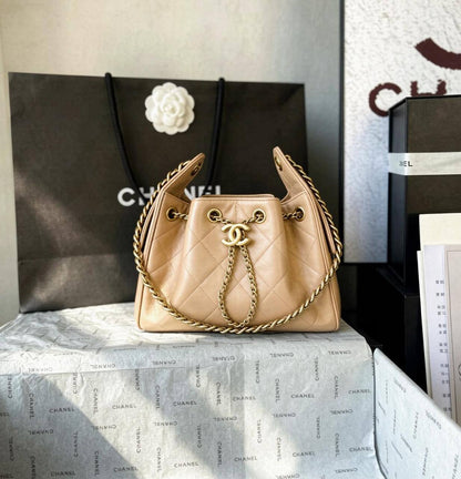 CHANEL 
NEW CAME GOOD QUALITY MINI SIZE WITH BOX 
120 DHS🇦🇪🇦🇪
Size: 20 cm

Zain17
♥️♥️♥️