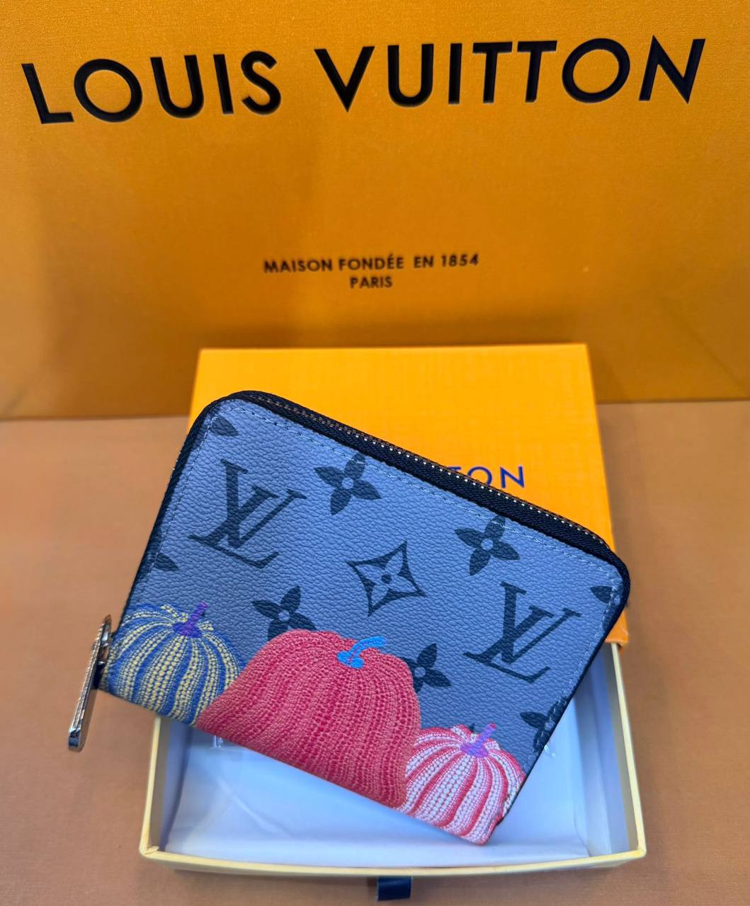 LV

With box 
🎁🎁🎁

35 dhs✅

Zain93
♥️♥️♥️