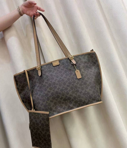 COACH 
 HIGH QUALITY 
115 dhs✅
Size:50cm

Zain39
♥️♥️♥️