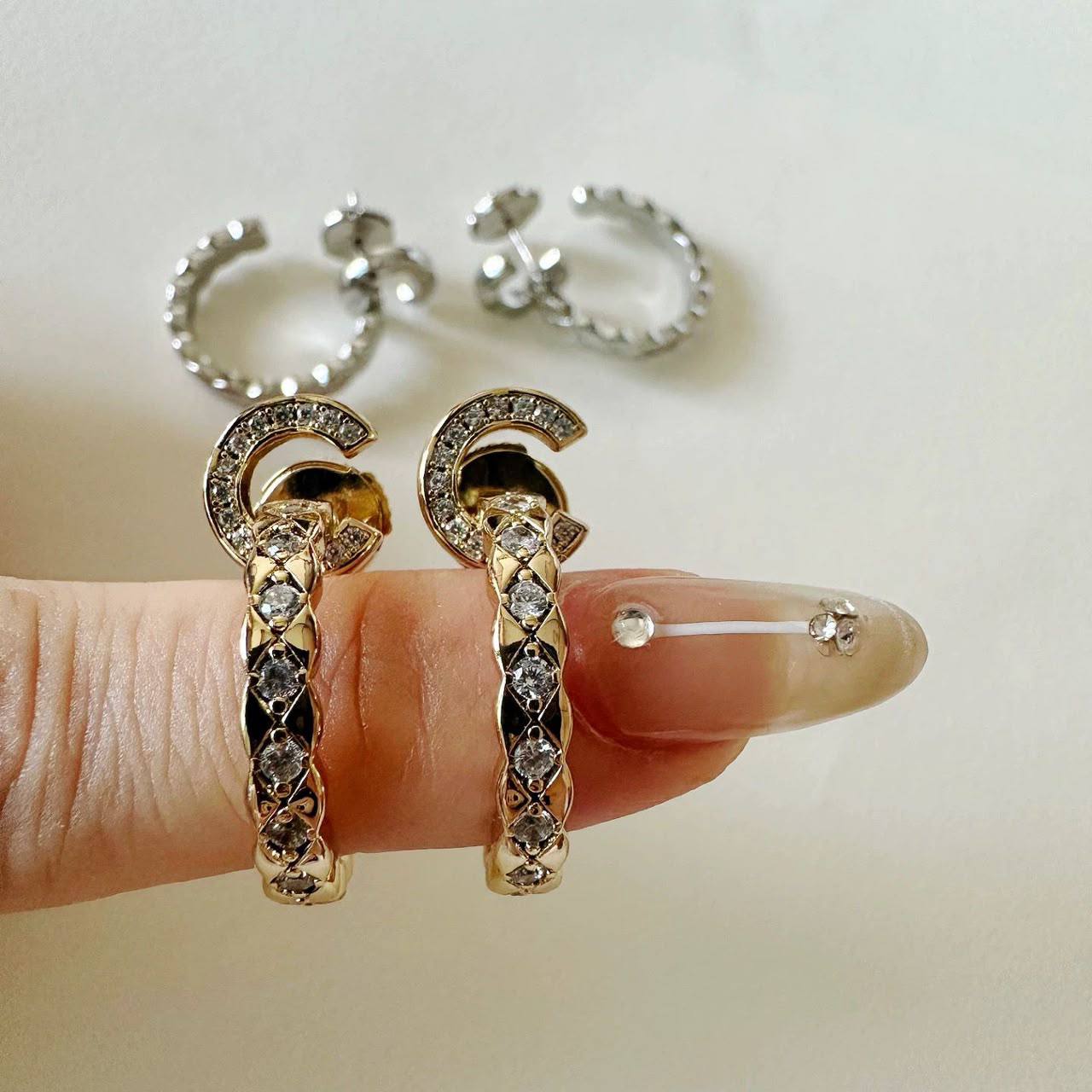 CHANEL ❤️‍🔥*
Earring 🦋
Master quality 💯
With normal boxes 🗃️ 
55 dhs💓
With master box 📦 
70 dhs💓

Zain216
♥️♥️♥️