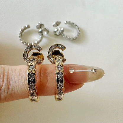 CHANEL ❤️‍🔥*
Earring 🦋
Master quality 💯
With normal boxes 🗃️ 
55 dhs💓
With master box 📦 
70 dhs💓

Zain216
♥️♥️♥️