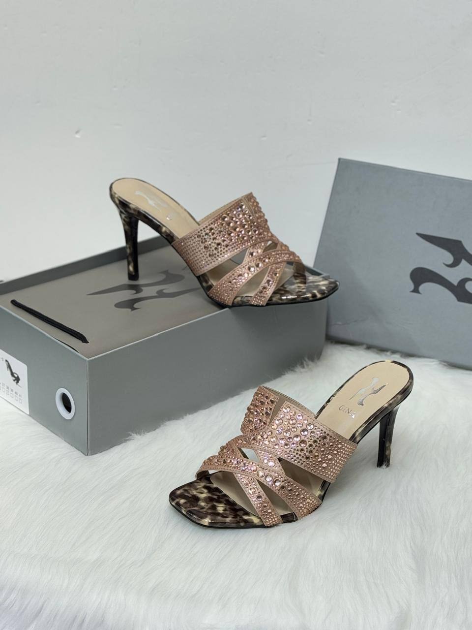 Gina 
115 dhs✅
size 36 to 41

Zain86
♥️♥️♥️