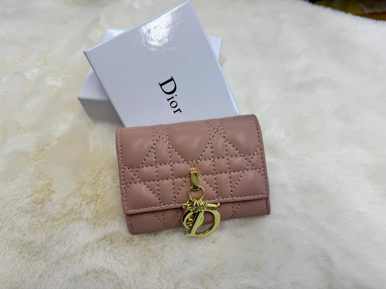 Dior wallet 

With box 
🎁🎁🎁

45 dhs❣️

Zain56
♥️♥️♥️