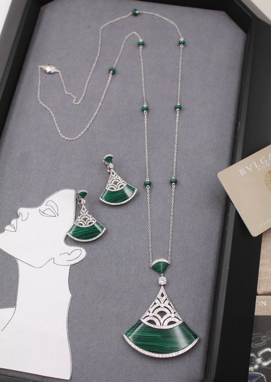 Bvlgari ✨⭐️🌟
DIVAS’ DREAM Necklace & Earrings 
🆕🎉🥳🎊🆕
↗️ *# Master Quality ®️*

Necklace with earrings 
*340 dhs🪙💕* with normal box 
Earings 180 dhs🪙💕
Necklace 180 dhs🪙💕

Zain106
♥️♥️♥️