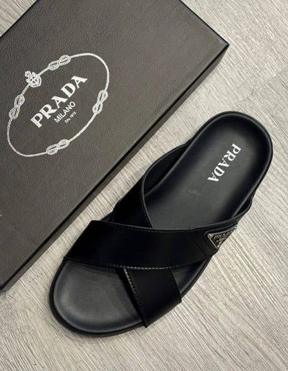Prada 
Fendi
Slippers

40 to45 

115 dhs🇦🇪🇦🇪

Zain183
♥️♥️♥️
