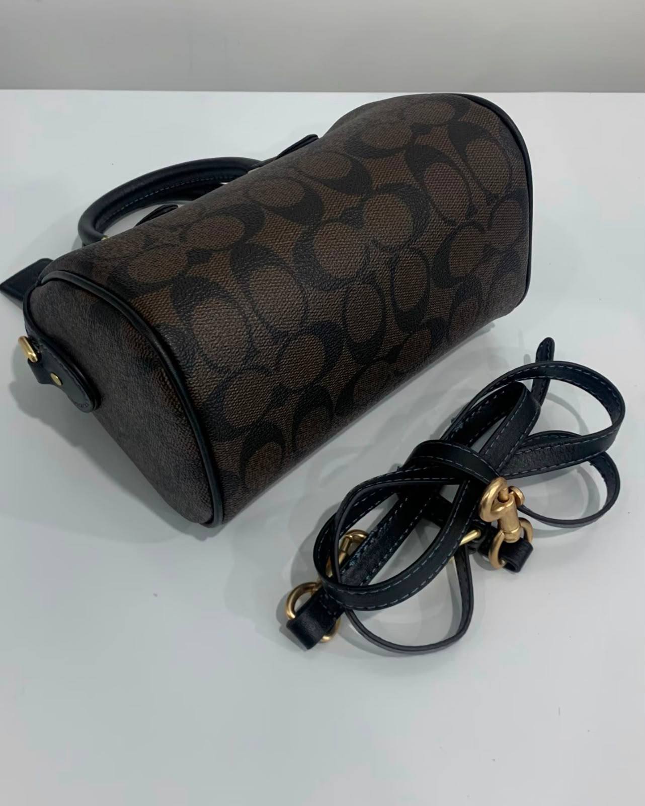 Coach
90 dhs✅
Size：18CM
Good-quality with box

Zain35
♥️♥️♥️