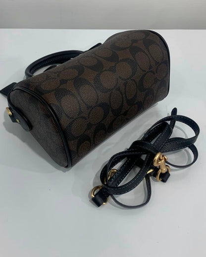 Coach
90 dhs✅
Size：18CM
Good-quality with box

Zain35
♥️♥️♥️