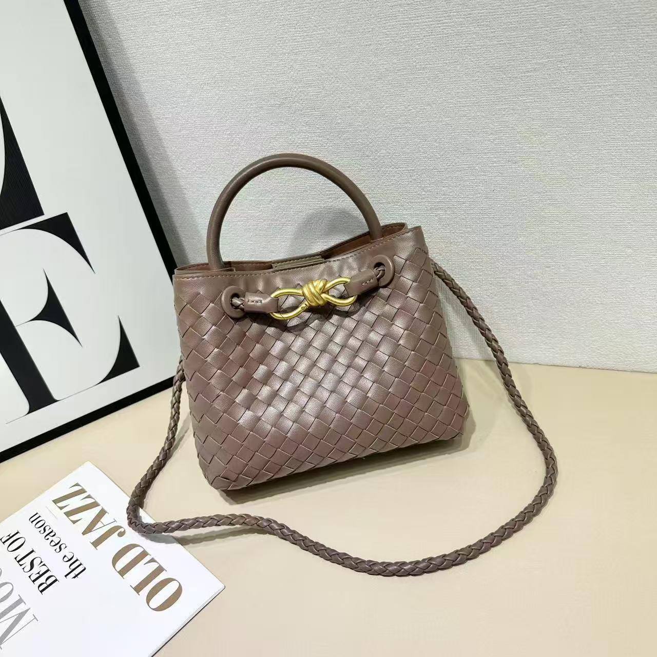 Bottega

withbox 
🎁🎁🎁
105 dhs🪙💕

Zain143
♥️♥️♥️