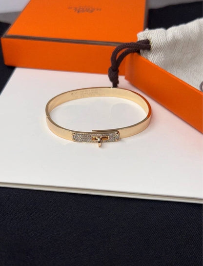HERMES 🧡
Kelly bracelet, small model 
Swarovski Stones 
Silver & Chmpion Gold
🆕🎉🥳🎊🆕
↗️ *Super Master Quality ®️*
* *New Collection*
For Price 👇 WhatsApp✅
0568585901 
0507557372
0552275751 Owner Zain 👌

Zain106
♥️♥️♥️