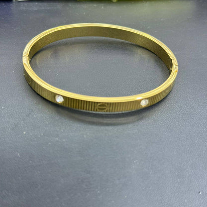 Cartier Bangle* 🤩
Stainless non tarnished 

20 dhs🪙🌨️ simple box 
30 dhs🪙🌨️ name box and bag

Zain48
♥️♥️♥️
