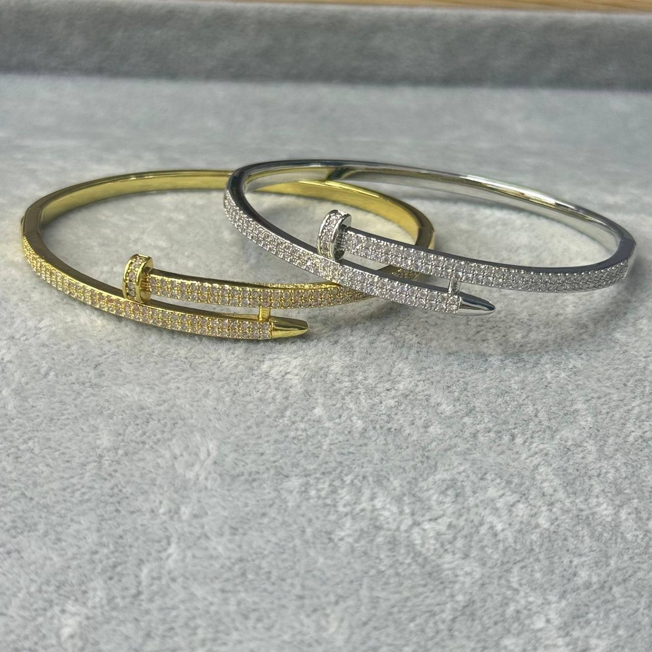 *Bangle ❤️‍🔥*
good quality 💯
With black boxes 📦 
20 dhs💓
With normal boxes 🗃️ 
And paper bag🛍️
30 dhs💓

Zain216
♥️♥️♥️