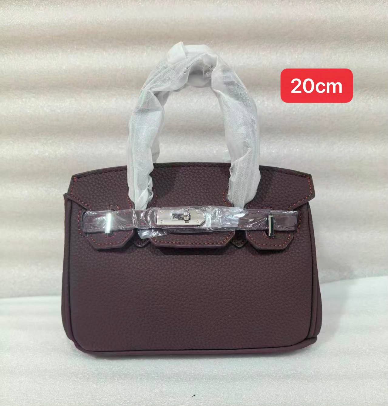 Hermes 
20cm 
With box 
100 dhs🇦🇪🇦🇪

Zain168
♥️♥️♥️