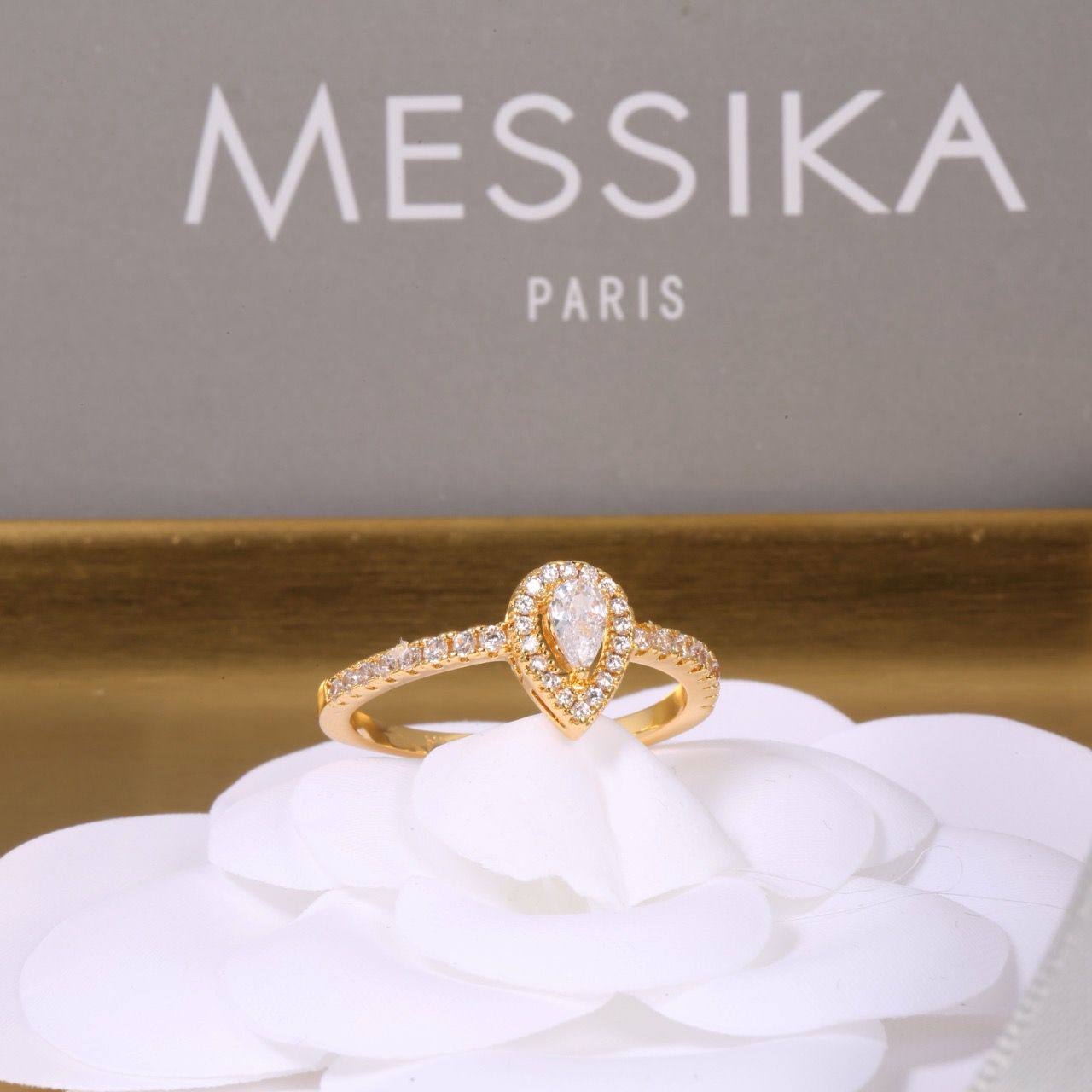 Messika SET❤️‍🔥*
Necklace 🦋
Earring🐦‍🔥
Ring 💍 available size ✨
6,7,8
Master quality 💯
With normal boxes 📦 
120 dhs✅
With master box 🗃️ 
155 dhs✅

Zain216
♥️♥️♥️