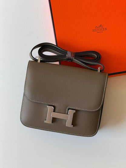 Hermes
constance 18cm💕master quality😍with box❤️
340 dhs❤️

Zain52
♥️♥️♥️