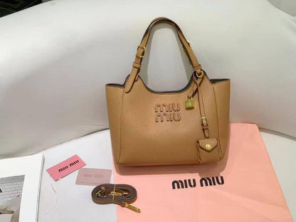 Miu Miu
120 dhs✅

Zain143
♥️♥️♥️