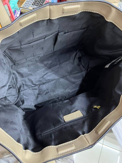Fendi 
100 dhs✅
size 32（49)×15×33cm

Zain213
♥️♥️♥️