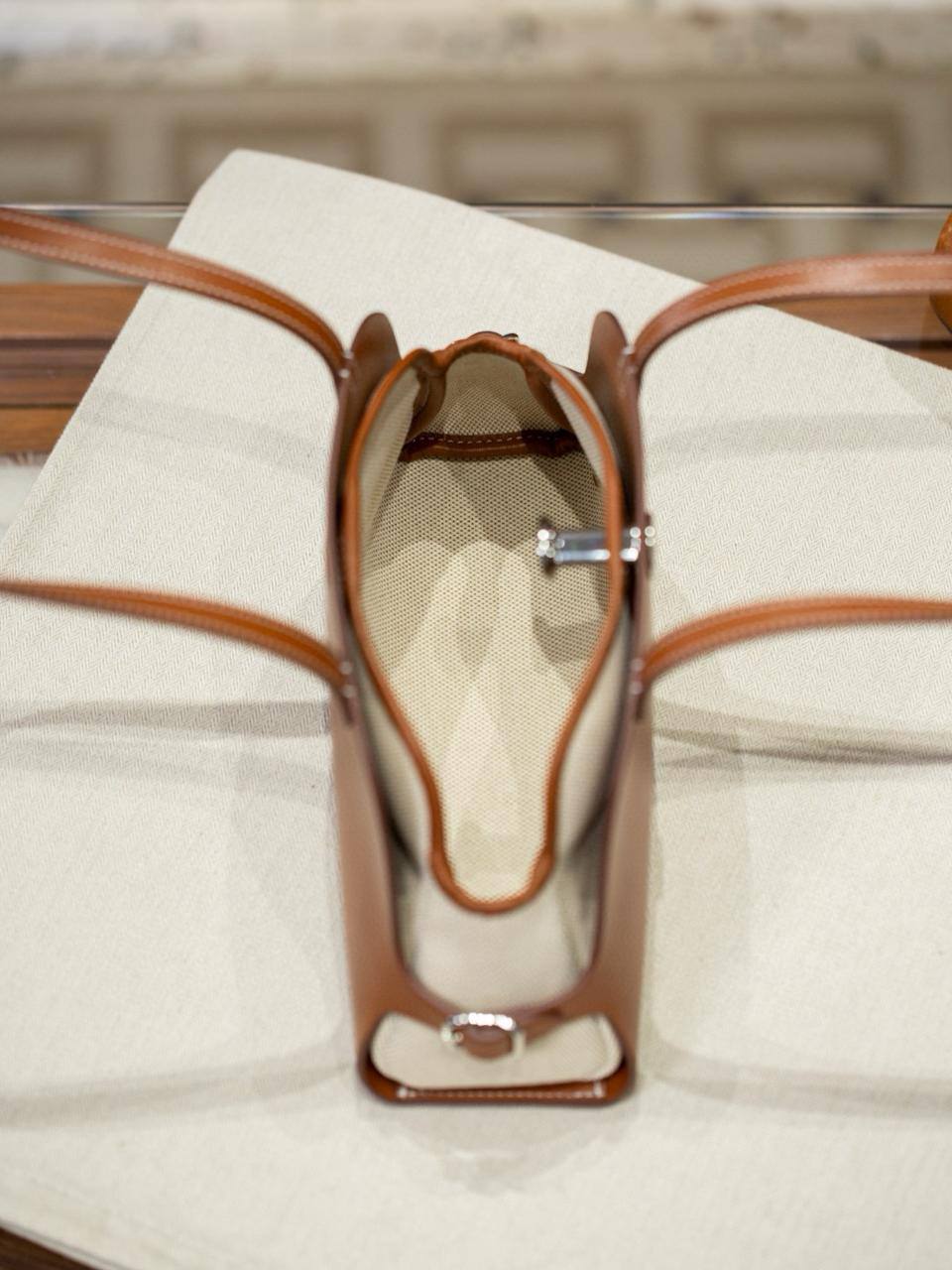 *New women hermes*
*Tablier Sellier bag*
Master 
750 dhs🪙🖤

Zain179
♥️♥️♥️