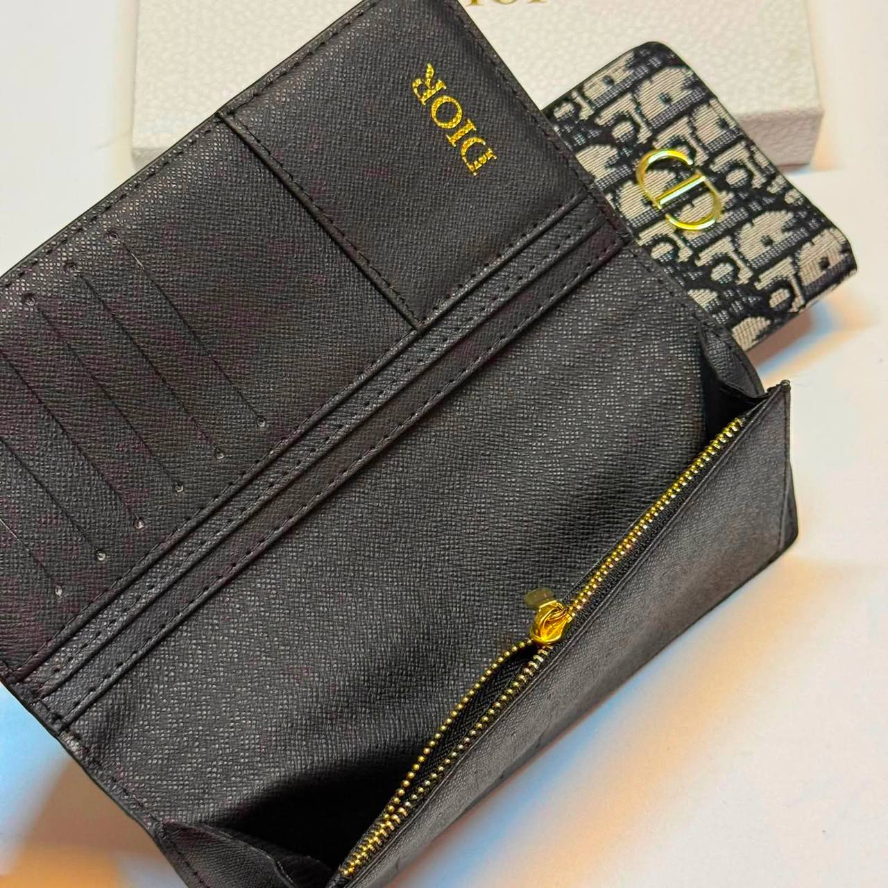 WALLETS AND CARD HOLDERS 
GOOD QUALITY
25 dhs✅

Zain40
♥️♥️♥️