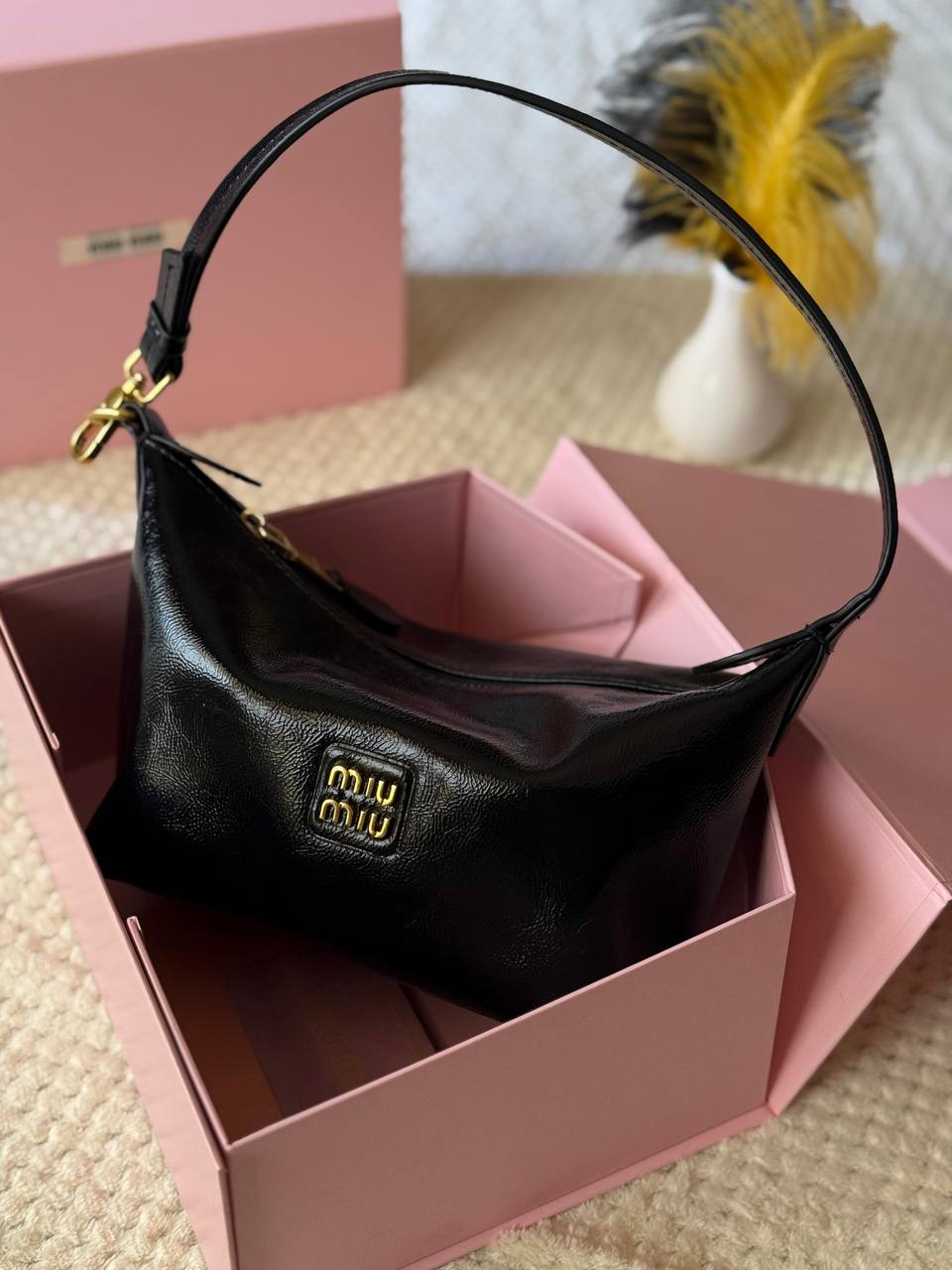 MIU MIU
17cm
330 dhs❤️
Top quality 
With box🎁

Zain167
♥️♥️♥️
