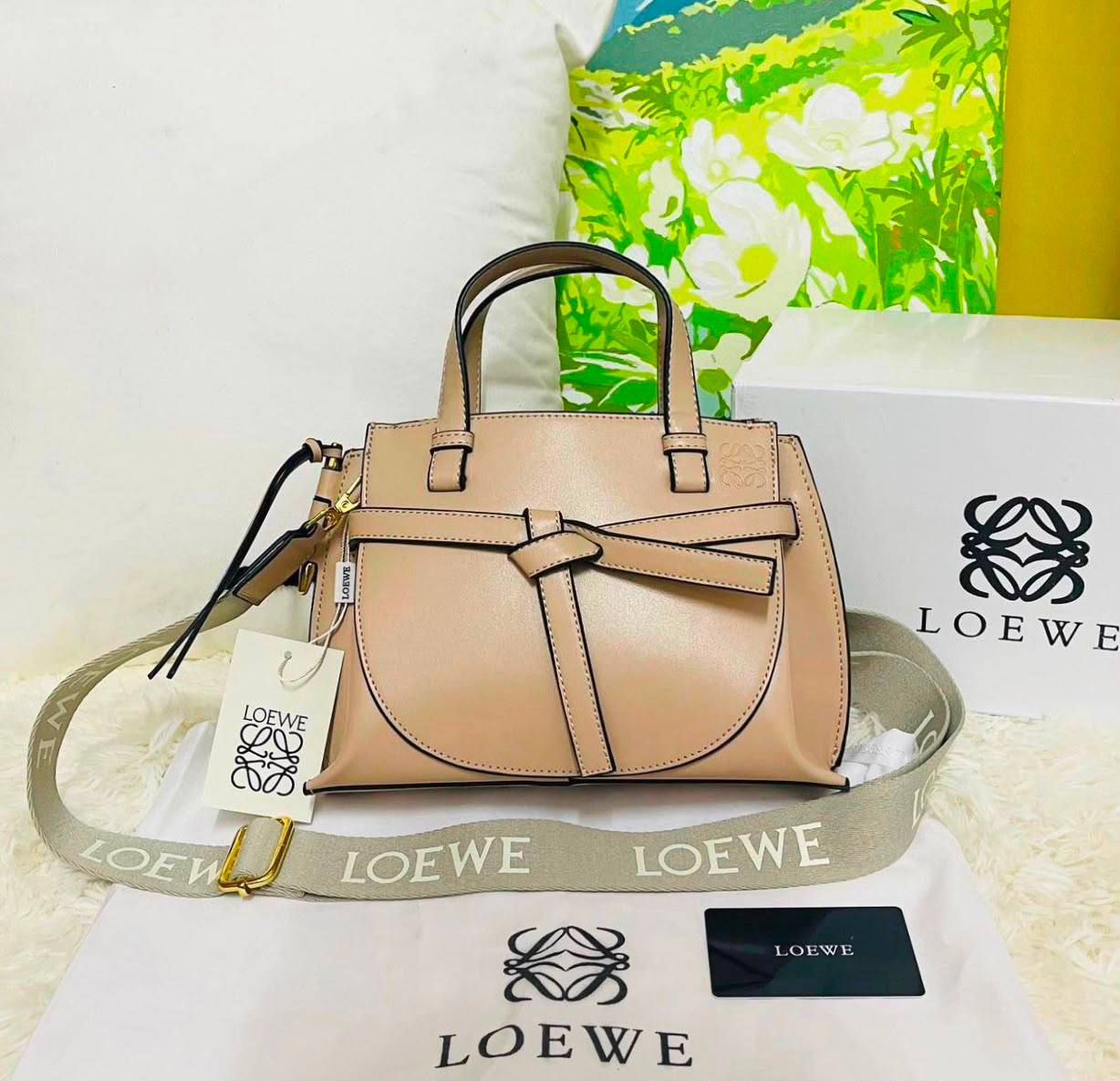 LOEWE 
GOOD QUALITY WITH BOX 
90 dhs💓

Zain295
♥️♥️♥️
