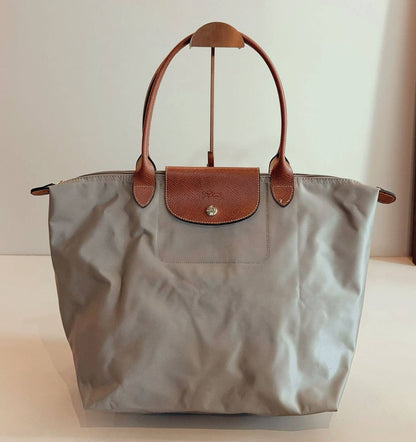 LONG CHAMP
 NEW CAME HIGH QUALITY 
BIG SIZE 
90 dhs✅

Zain39
♥️♥️♥️