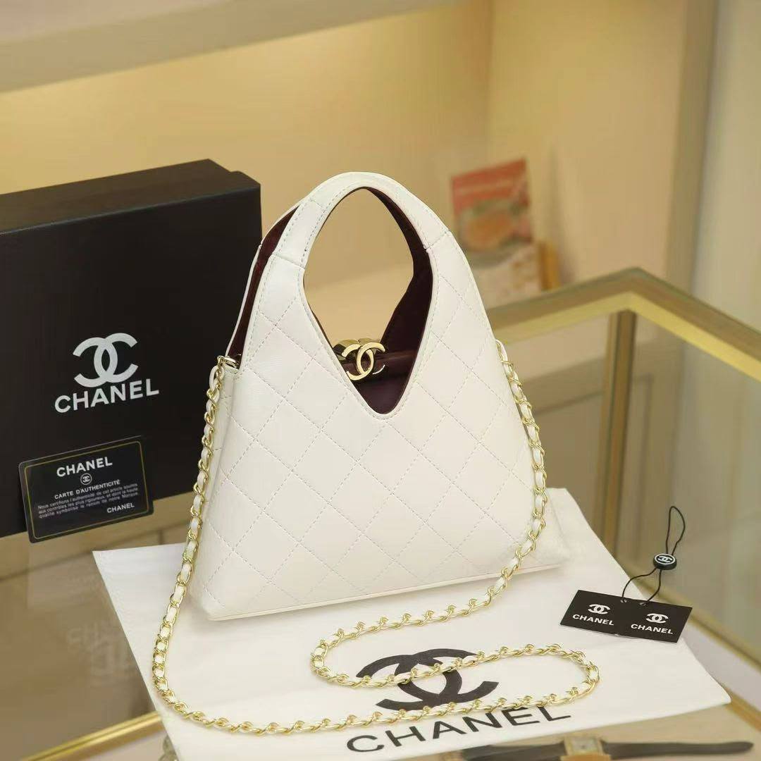 CHANEL 

SIZE  ……… 22CM 

135 dhs🇦🇪🇦🇪
Withbox 

Zain244
♥️♥️♥️