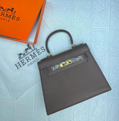 Hermes
105 dhs✅
Good  quality
Size:25cm

Zain74
♥️♥️♥️