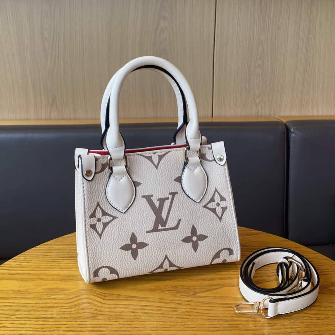 LV

Best quality 

with box
105 dhs🇦🇪🇦🇪

size 18CM

Zain290
♥️♥️♥️