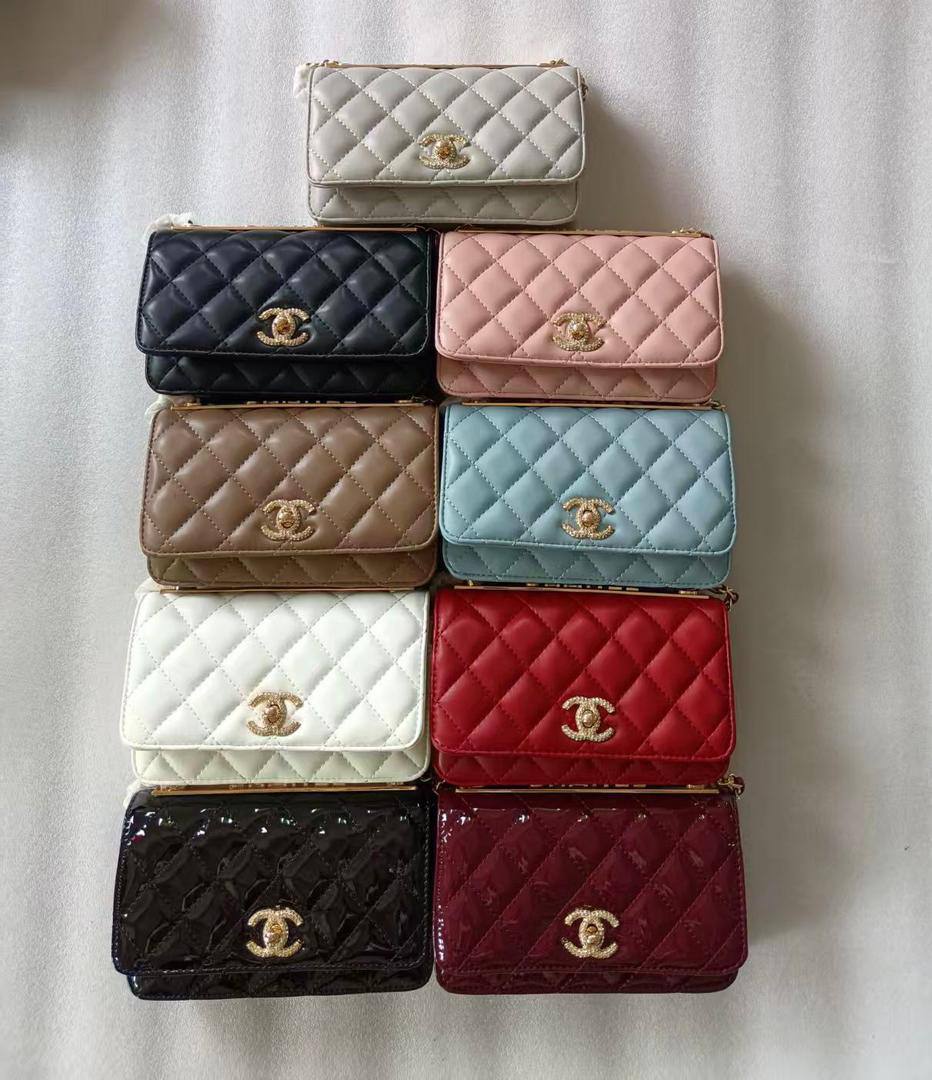 Chanel
80 dhs🪙🌨️

with box
🎁🎁🎁

size 19×4×11cm

Zain213
♥️♥️♥️