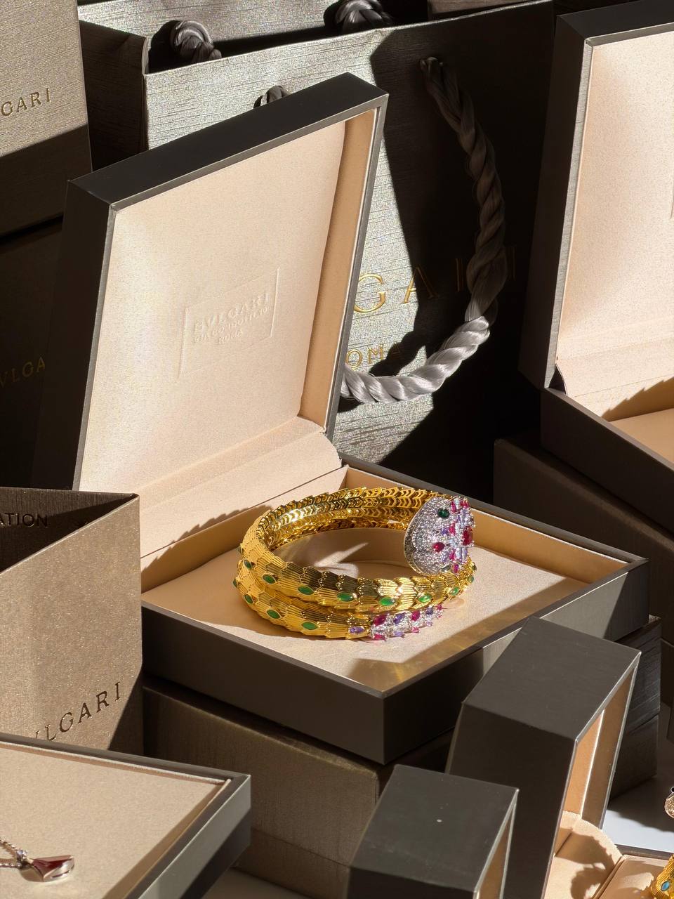 *BVLGARI*
 Snake New Collection 😍
Quality: Super Master 
Non -Tarnish color
* ⁠Choker
* ⁠Earring 
* ⁠Ring
* ⁠Bracelet
For Price 👇 WTSP Text Zain 0568585901

Zain263
♥️♥️♥️