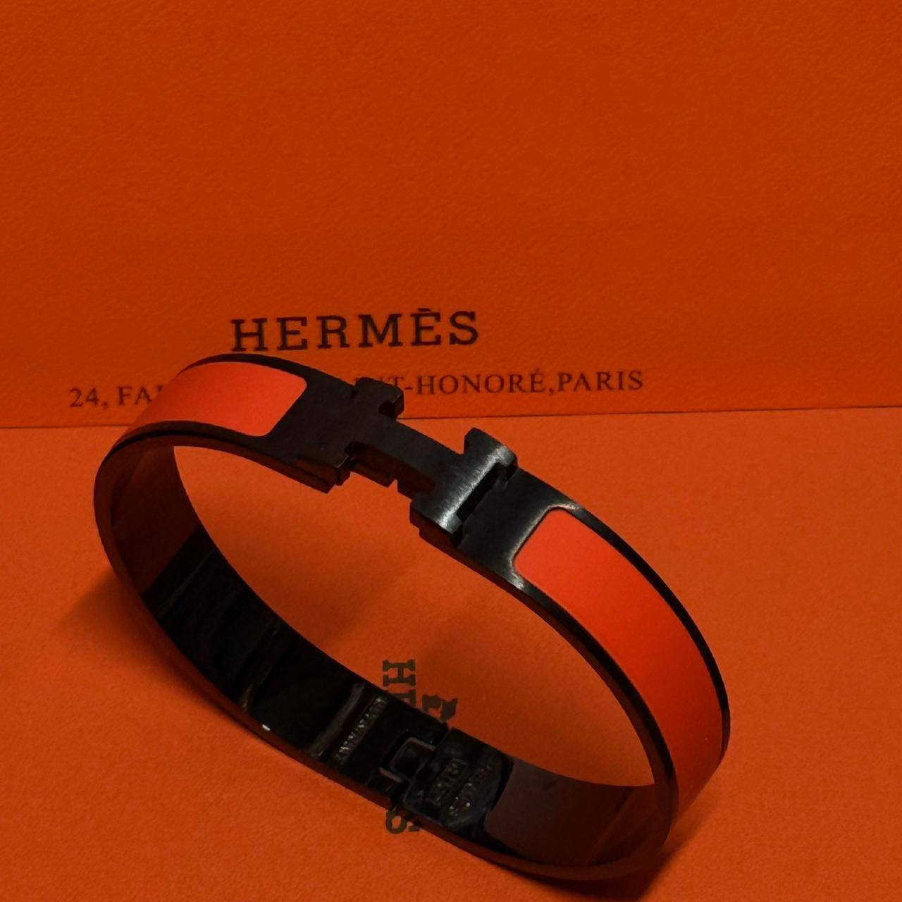 Hermes ❤️‍🔥*
Bangle ✨
Master quality 💯
Size 17,19,21
With normal boxes 📦 
55 dhs✅
With master box 🗃️ 
70 dhs✅

Zain216
♥️♥️♥️